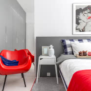 Kolorowe akcenty w męskim mieszkaniu