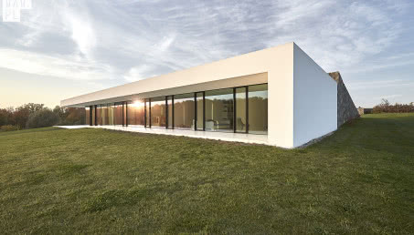 Warszawska pracownia zaskakuje! Nowoczesny dom w polu!
