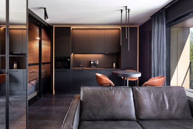 czarna kuchnia i ciemnoszara sofa