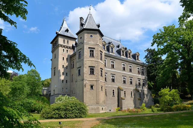 dwie baszty i fragment zamku