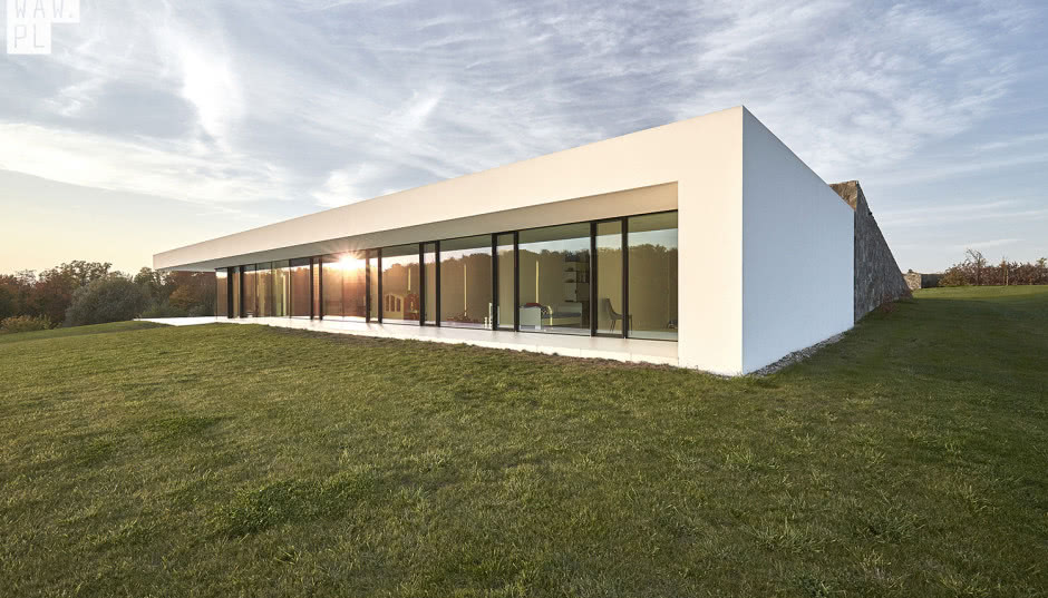 Warszawska pracownia zaskakuje! Nowoczesny dom w polu!