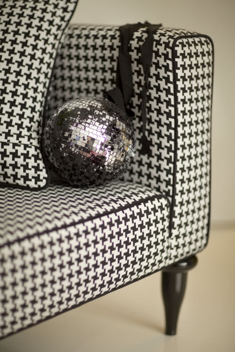 Kanapa w biało-czarną pepitkę nawiązuje do...