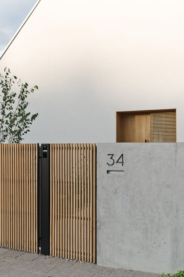 Ogrodzenie betonowe z drewnem