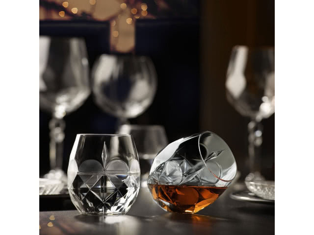 szklanki na stole, jedna przewrócona