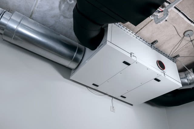 rekuperator zamontowany pod sufitem