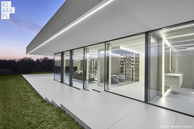 Nowoczesny dom w polu