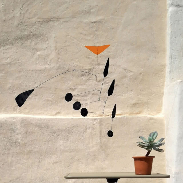 konstrukcja przestrzenna na komodzie mobile