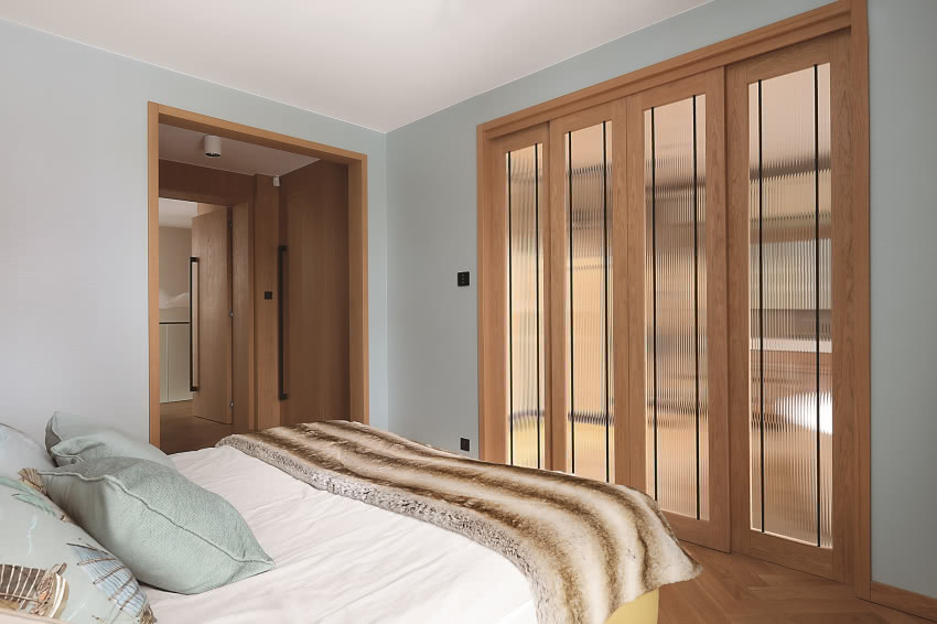 Przesuwne drzwi wykonano
z dębowej ramy i...