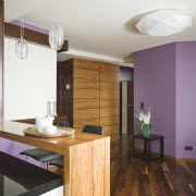 Grafit ceramiki glazury i purpura ścian.