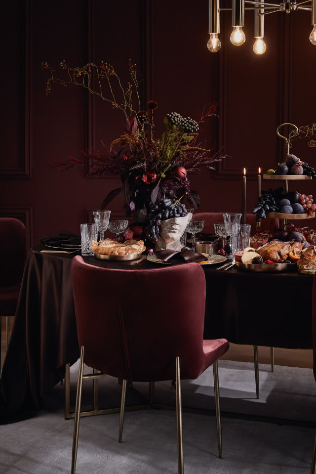 burgundowa aranżacja domu na święta