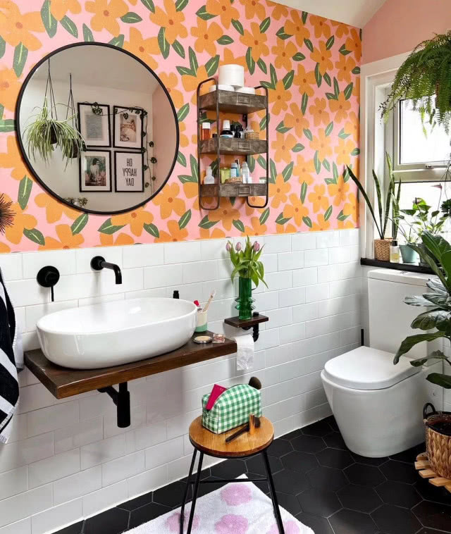 łazienka z tapetą w kwiaty