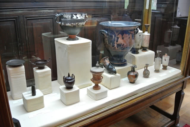 amfory greckie w gablotach