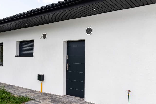 anemostaty nawiewne do rekuperacji widoczne z zewnętrz budynku