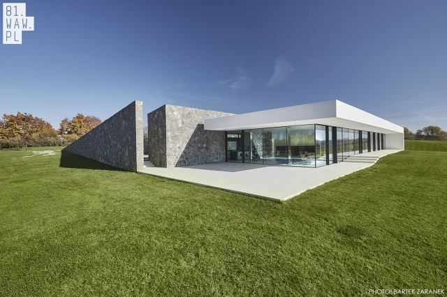 Nowoczesny dom w polu