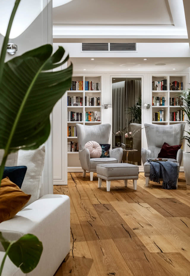 biblioteka i fotel w domu