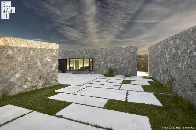 Nowoczesny dom w polu