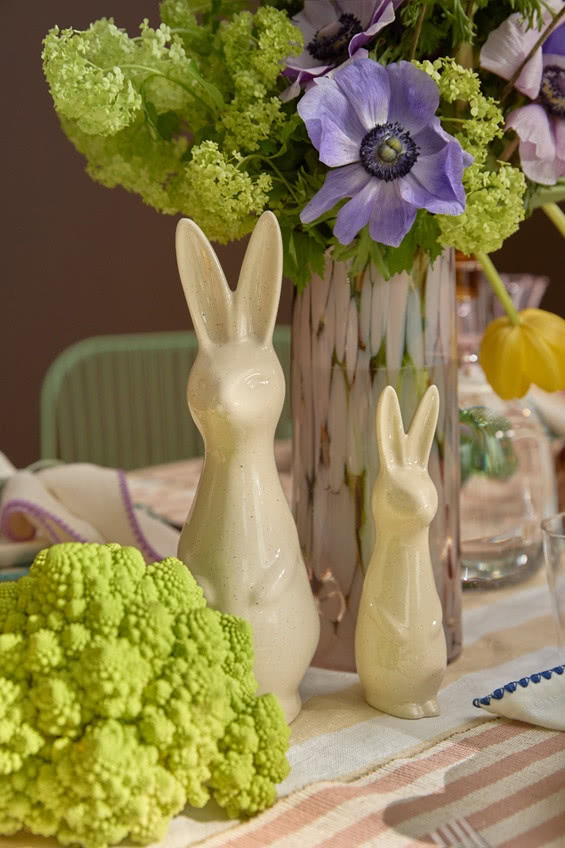 dwa zające, mały i duży, na stole 