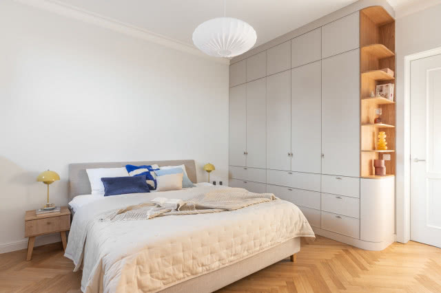 zaokrąglona szafa w sypialni