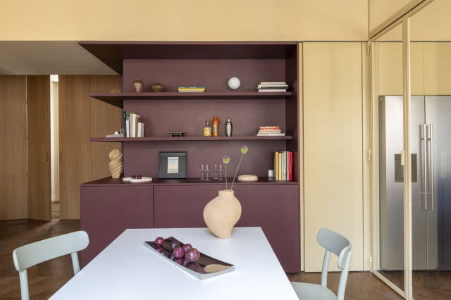 biblioteka przy stole