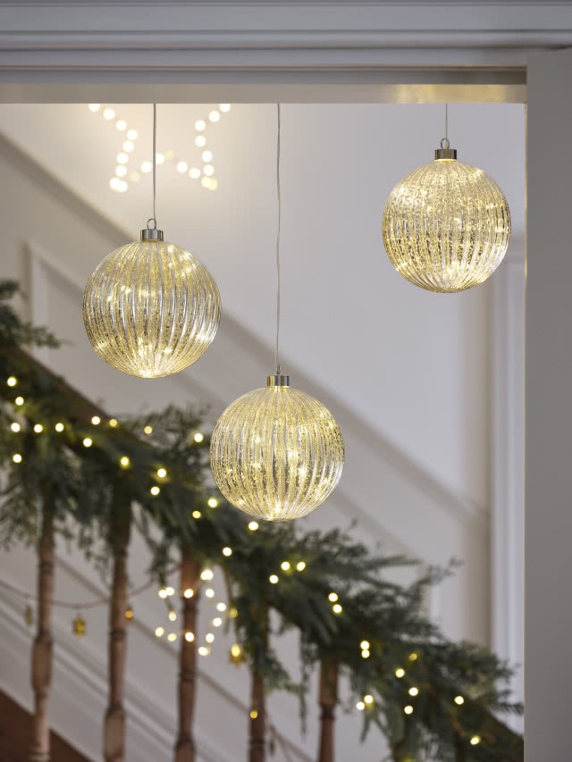 trzy boki zawieszone na drzwiach i podświetlone