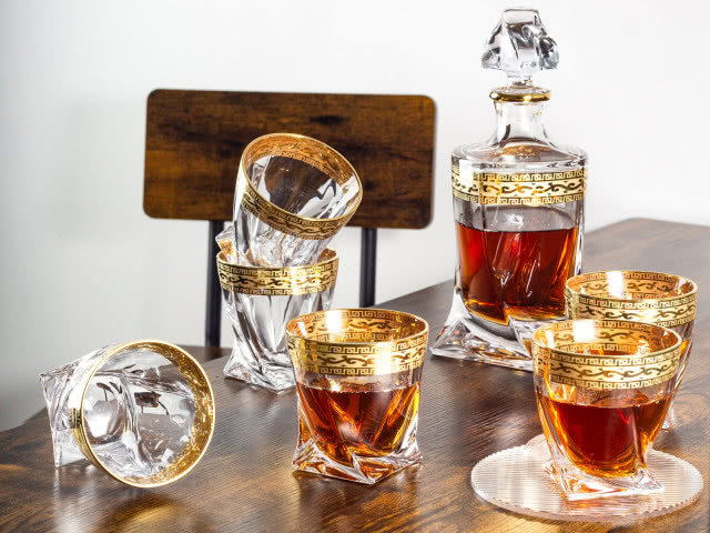 zestaw karafka i szklanki zdobione złotem 