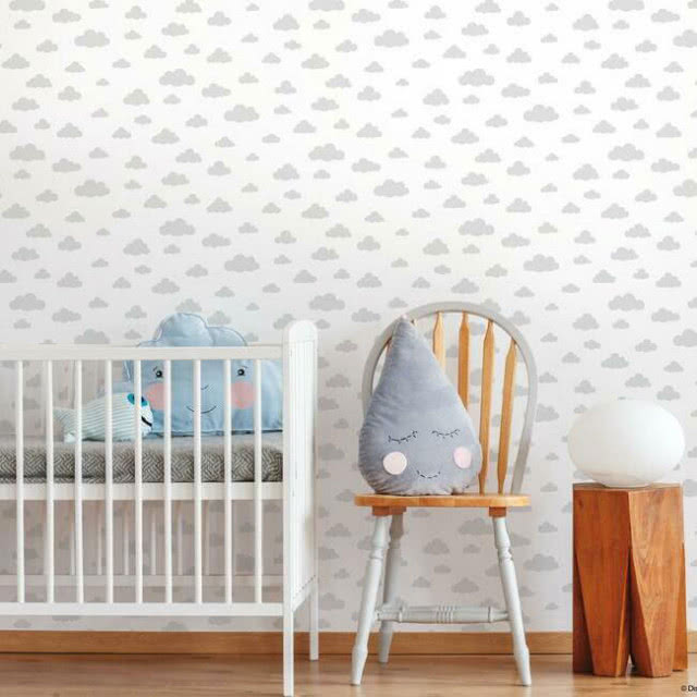 tapeta w chmurki, łóżeczko dziecięce, krzesło, poduszka w kształcie kropli deszczu, stolik z lampką