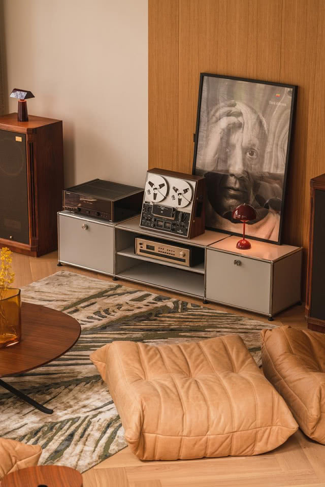 szafka na sprzęt muzyczny w salonie
