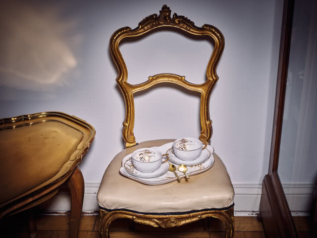 Limitowana edycja Rosenthal Sanssouci Jubilee Midas na 100-lecie serwisu, z filiżankami ozdobionymi złotymi detalami.