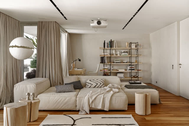 beżowy salon z jasną kanapą