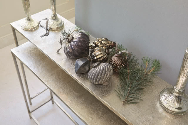 srebrne bombki na konsoli