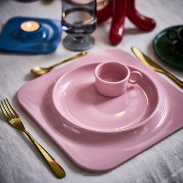 różowa porcelana na świątecznym stole