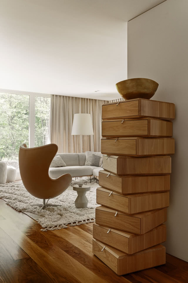 drewniana szafka z szuflad