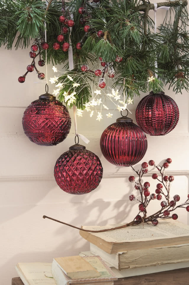 czerwone bombki na zielonej gałęzi