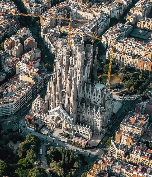widok z góry na kościół Sagrada Família 