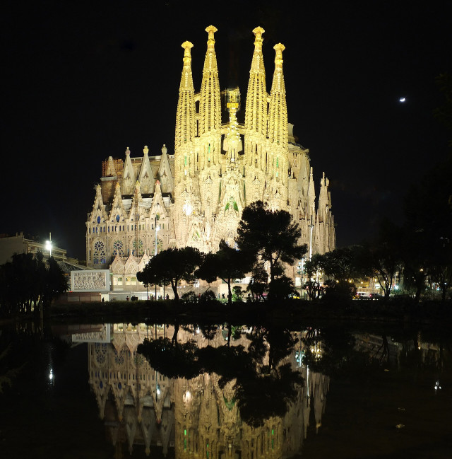 oświetlona świątynia Sagrada Família 