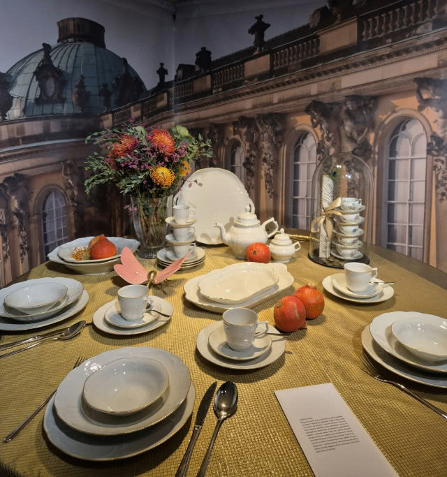 Serwis Rosenthal Sanssouci z białej porcelany ze złotymi detalami, zaprezentowany na jubileuszowej wystawie w Łodzi.