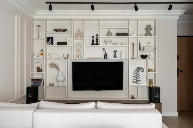 stonowane mieszkanie w beżu, brązie i ze sztukaterią