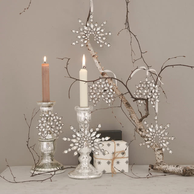 na biało - świeczniki ozdobione gwiazdkami