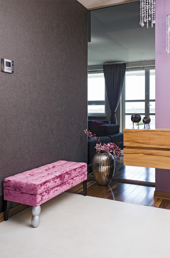 Glamour sofa w przedpokoju.