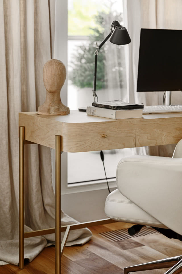 drewniane biurko w gabinecie