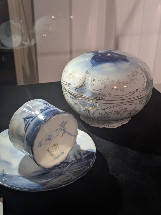 Porcelana Rosenthal Sanssouci z niebieskimi zdobieniami i charakterystycznym reliefem na jubileuszowej wystawie w Łodzi.