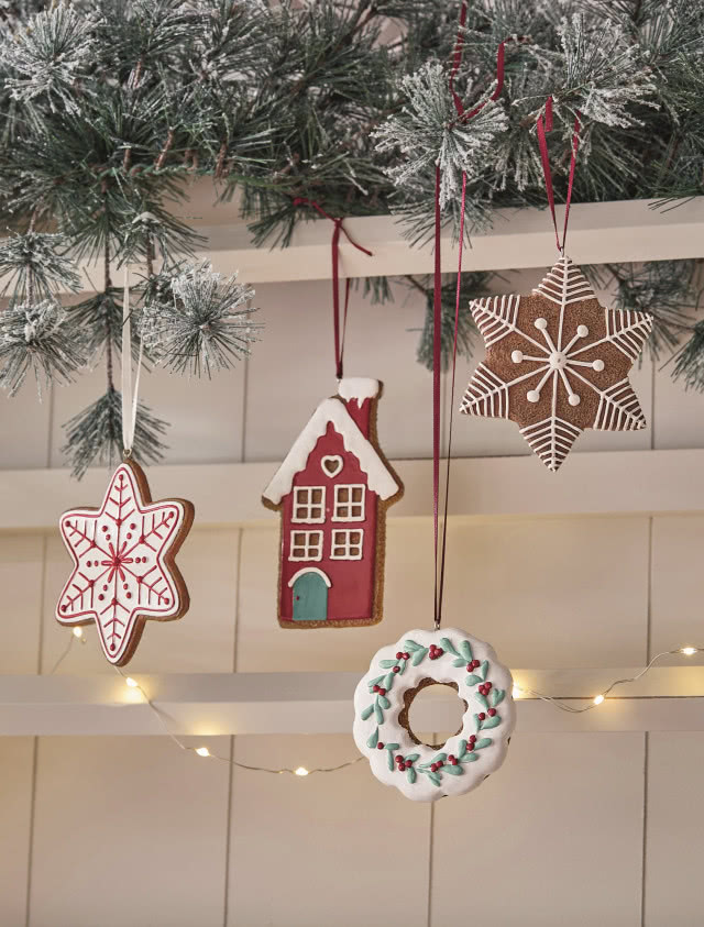 zabawki zawieszone na półce