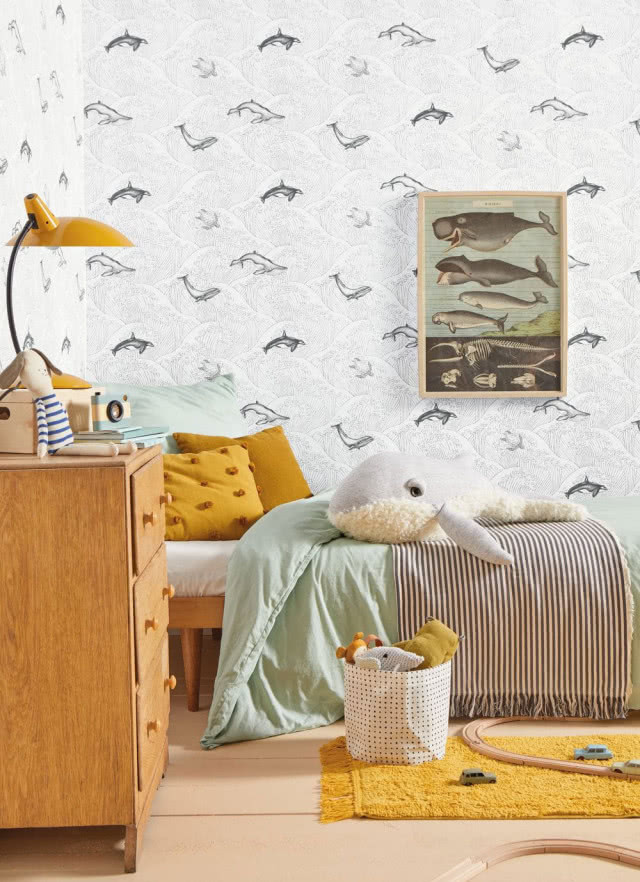 podłoga przyjazna dziecku, dywanik, łóżko, maskotki, kosz na zabawki, obraz z wielorybem, tapeta z motywem delfinów, komoda, lampka nocna