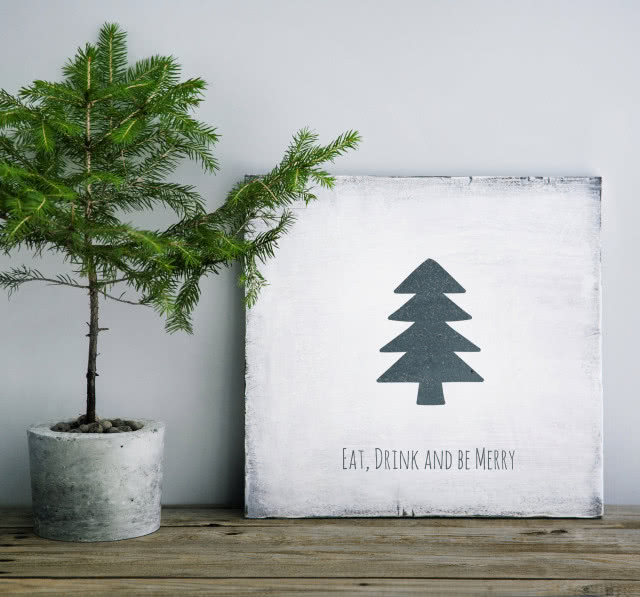 mała choinka w betonowej donicy