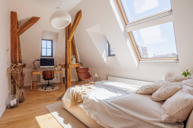 Klimatyczne mieszkanie pod skosami w stylu japandi