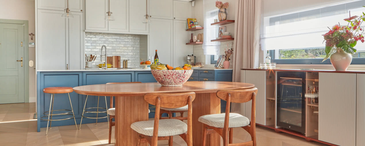 180-metrowe mieszkanie w Bielsku-Białej w stylu mid-century modern. Zachwyca kolorami!