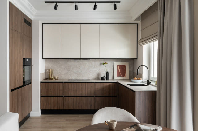 stonowane mieszkanie w beżu, brązie i ze sztukaterią