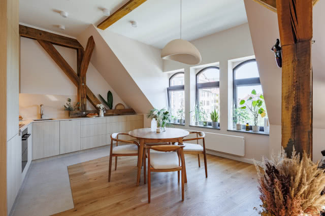 Klimatyczne mieszkanie pod skosami w stylu japandi