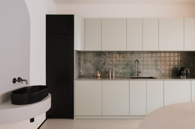 kuchnia, białe meble kuchenne, umywalka, bateria zlewozmywakowa