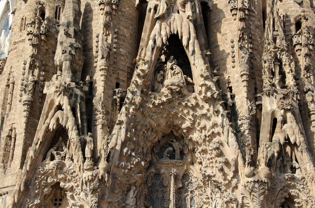 bogato rzeźbiona fasada Sagrada Família 